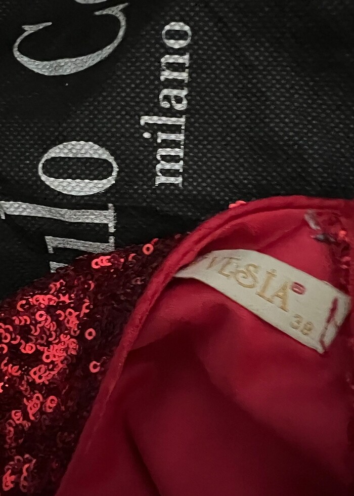 Şık pullu arkası fiyonklu kırmızı abiye elbise - Görsel 4