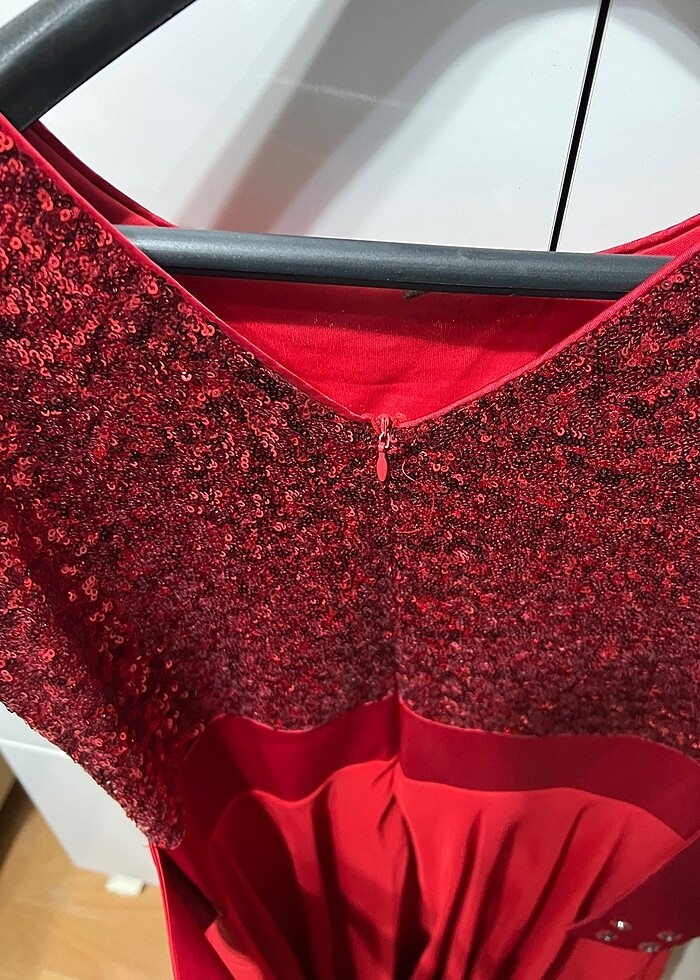 Şık pullu arkası fiyonklu kırmızı abiye elbise - Görsel 5