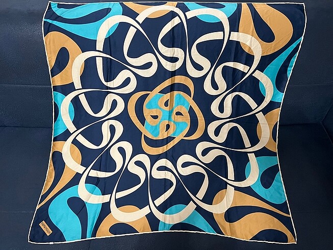 Şık desenli eşarp