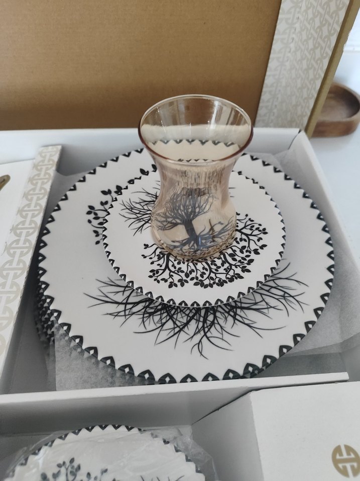 Beyaz Tabak ve Siyah Çay Bardağı Seti Çay takımı - Görsel 3