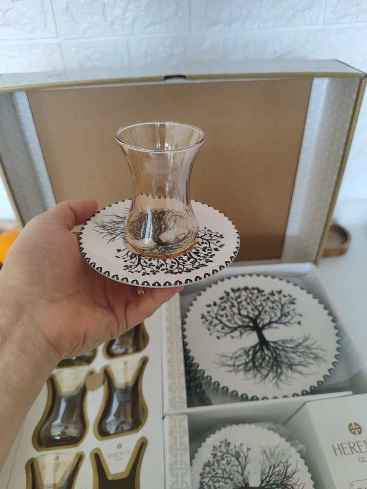 Beyaz Tabak ve Siyah Çay Bardağı Seti Çay takımı - Görsel 2