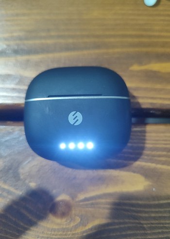 Siyah Kablosuz Kulaklık ve Şarj Kablosu - Görsel 3