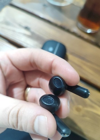 Siyah Kablosuz Kulaklık ve Şarj Kablosu - Görsel 8