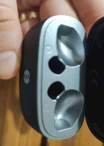 Siyah Kablosuz Kulaklık ve Şarj Kablosu - Görsel 6