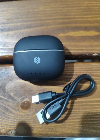 Siyah Kablosuz Kulaklık ve Şarj Kablosu - Görsel 2