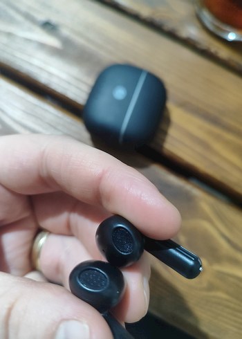 Siyah Kablosuz Kulaklık ve Şarj Kablosu - Görsel 7