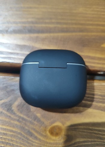 Siyah Kablosuz Kulaklık ve Şarj Kablosu - Görsel 4