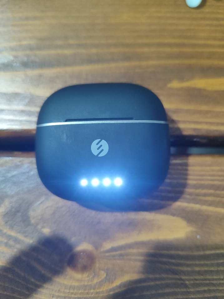 Siyah Kablosuz Kulaklık ve Şarj Kablosu - Görsel 3