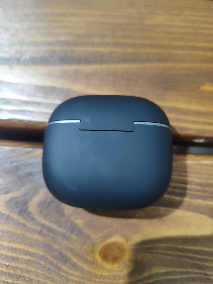 Siyah Kablosuz Kulaklık ve Şarj Kablosu - Görsel 4