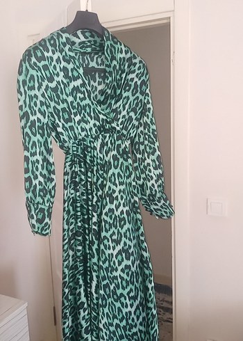 Zara Yeşil Leopar Desenli Uzun Elbise