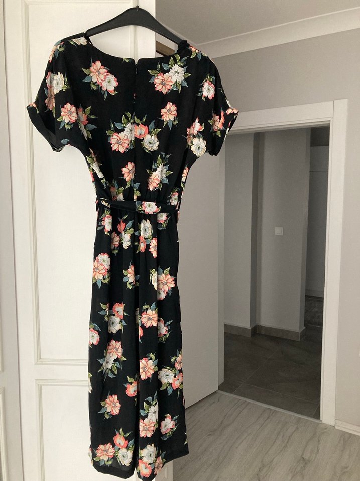 V Yaka Çiçekli tulum - Görsel 2