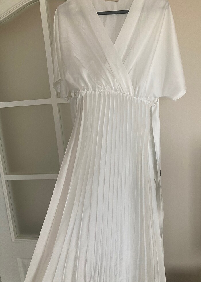 Pileli beyaz elbise kuşaklı - Görsel 2