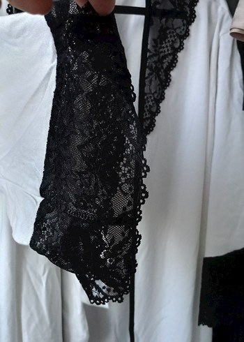 Uzun Beyaz Kadın Sabahlık Siyah Dantel Detaylı - Görsel 2