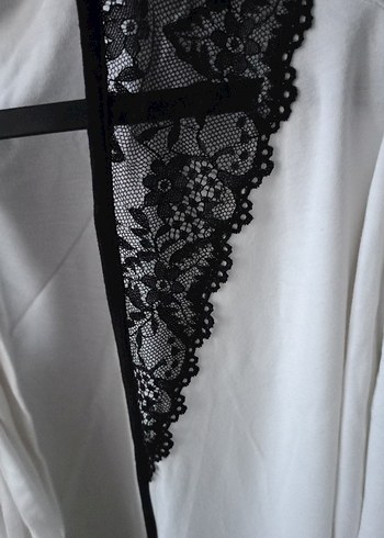 Uzun Beyaz Kadın Sabahlık Siyah Dantel Detaylı - Görsel 3