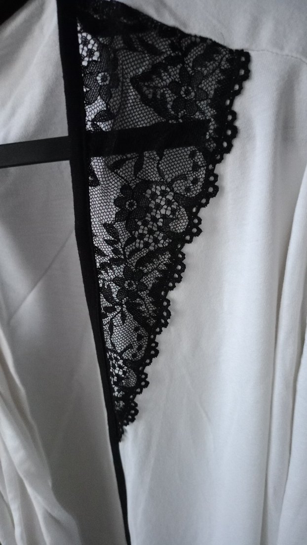 Uzun Beyaz Kadın Sabahlık Siyah Dantel Detaylı - Görsel 3