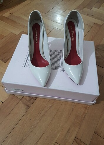Stiletto topuklu ayakkabı 