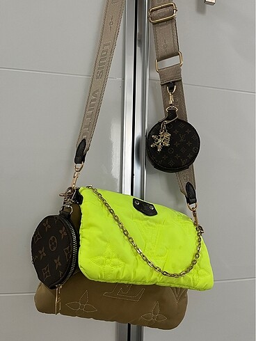 LV postacı neon çanta