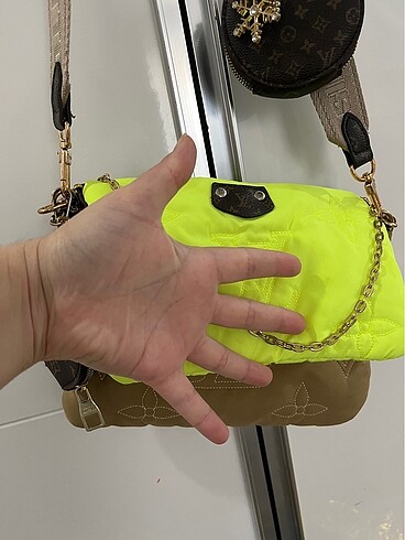 Louis Vuitton LV postacı neon çanta