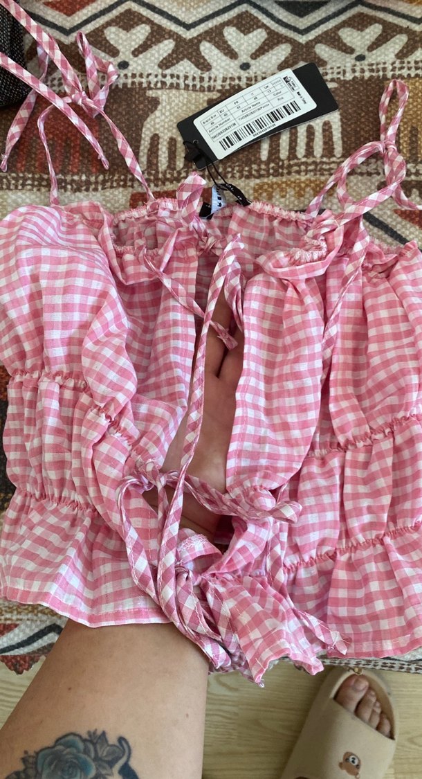 Pembe Fırfırlı Askılı Bluz crop ekose - Görsel 2