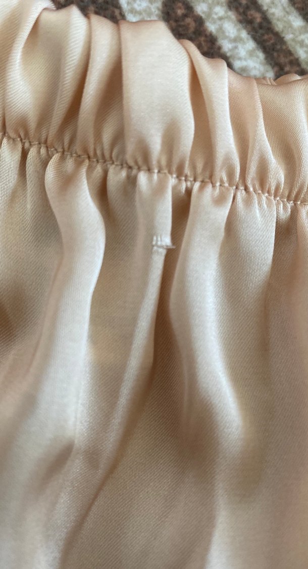 Bej Parlak saten büzgülü lastikli crop - Görsel 2