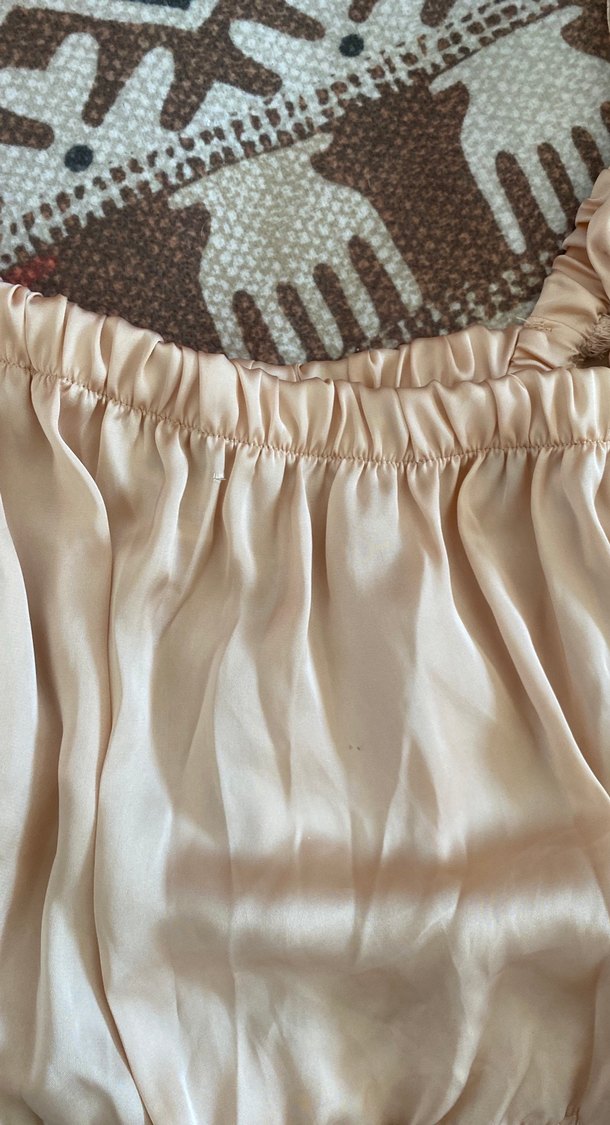 Bej Parlak saten büzgülü lastikli crop - Görsel 3