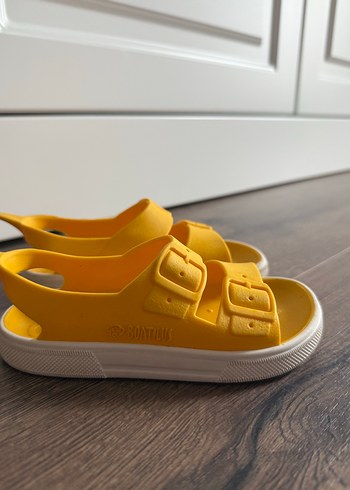 Kız Çocuk Sarı Kayışlı Terlik - Görsel 4