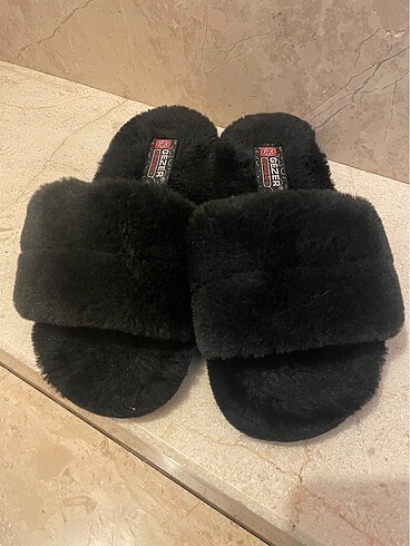 Gezer siyah peluş terlik