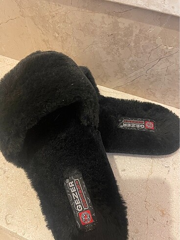 38 Beden Gezer siyah peluş terlik