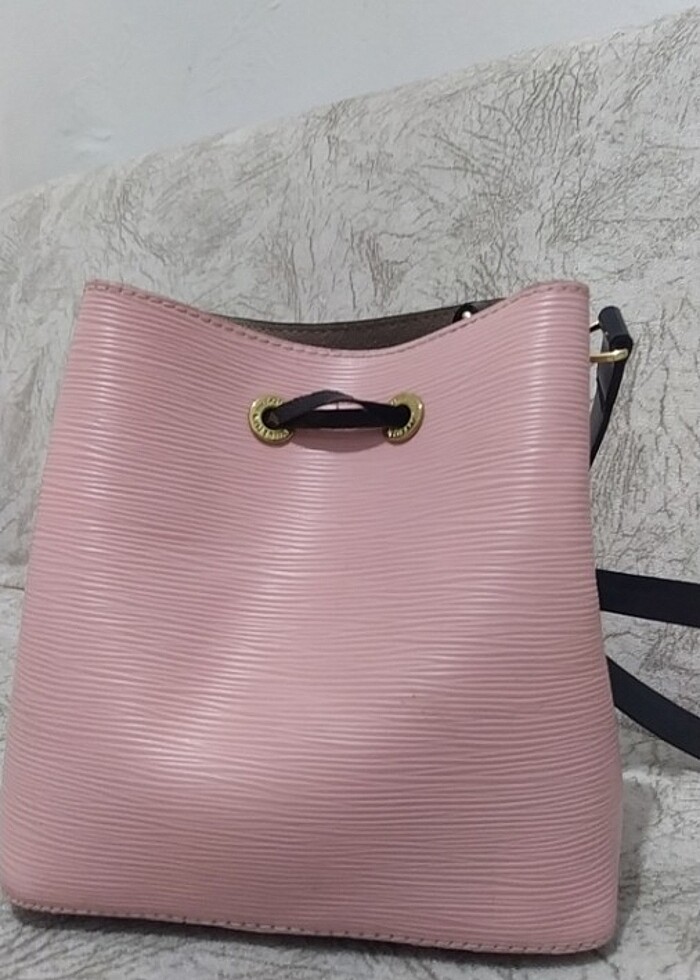 LOUİS VUİTTON NEONOE EMPREİNTE PUDRA PEMBESİ Kol Çantası - Görsel 2