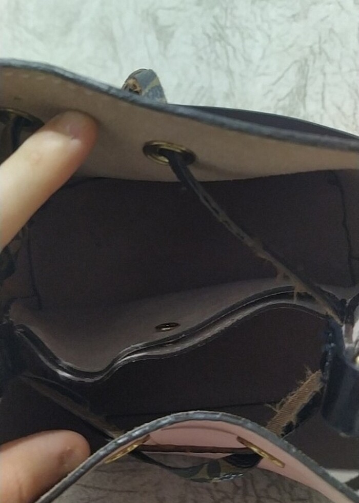 LOUİS VUİTTON NEONOE EMPREİNTE PUDRA PEMBESİ Kol Çantası - Görsel 3