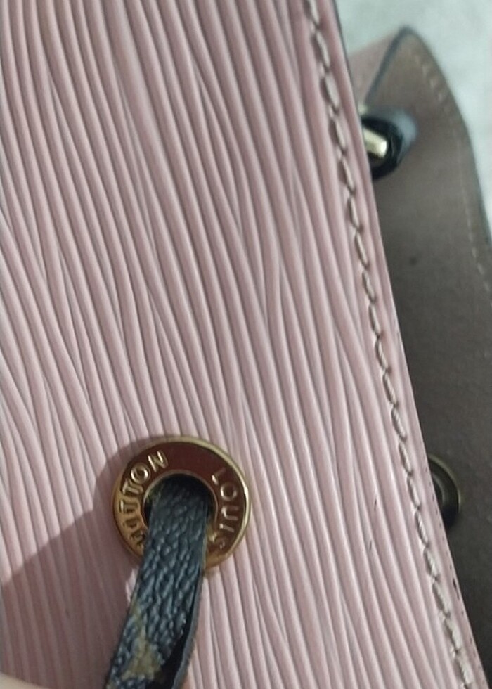 LOUİS VUİTTON NEONOE EMPREİNTE PUDRA PEMBESİ Kol Çantası - Görsel 4