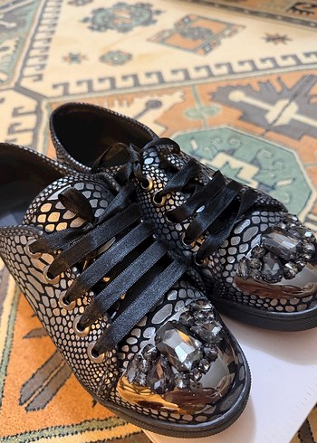 Yılan Desenli Parlak Siyah Kadın Spor Ayakkabı - Görsel 3