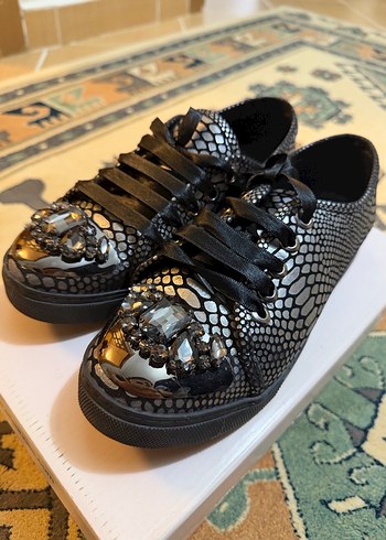 Yılan Desenli Parlak Siyah Kadın Spor Ayakkabı - Görsel 2