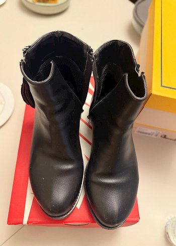 Siyah Deri Tokalı Topuklu Kadın Botu - Görsel 3