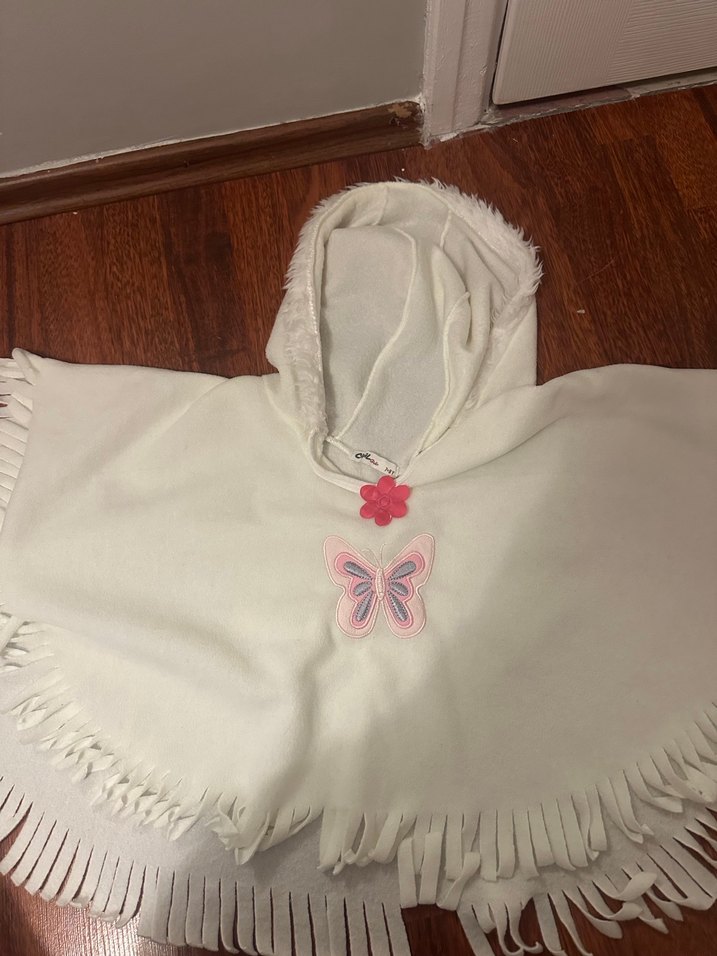 Kız Çocuk Beyaz Kapüşonlu Püsküllü Panço - Görsel 3