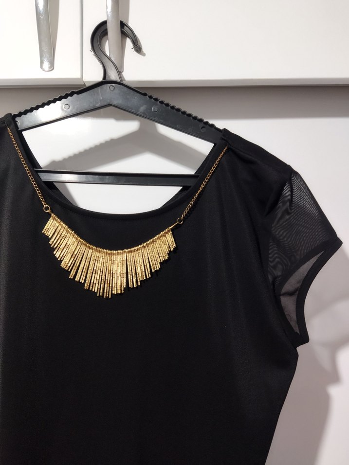 Siyah Kısa Kollu Kolye Detaylı Elbise - Görsel 5