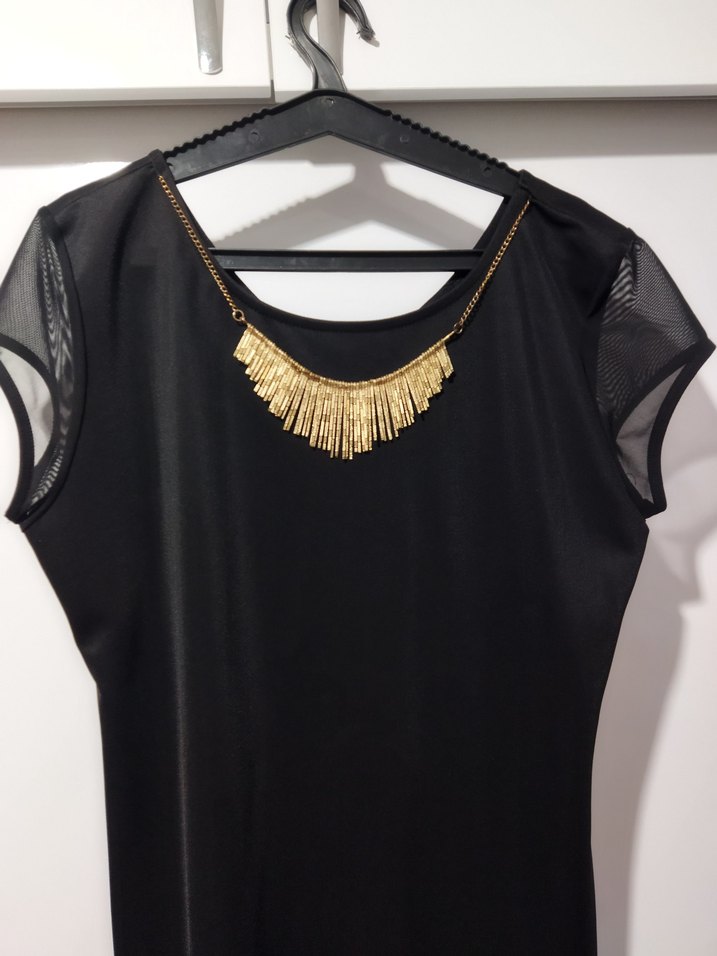 Siyah Kısa Kollu Kolye Detaylı Elbise - Görsel 2