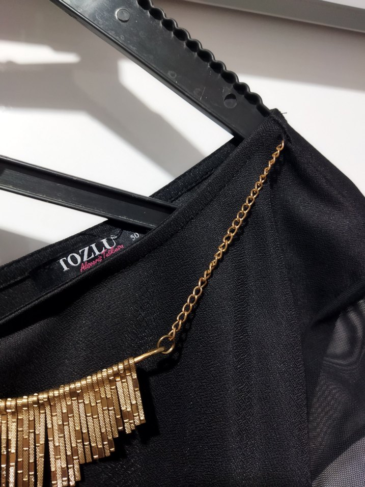 Siyah Kısa Kollu Kolye Detaylı Elbise - Görsel 4