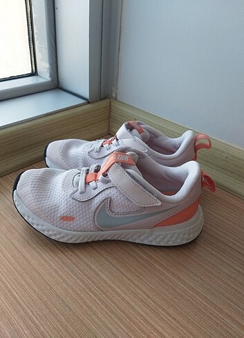 30 Beden beyaz Renk Nike revolution spor ayakkabı 29,5 numara