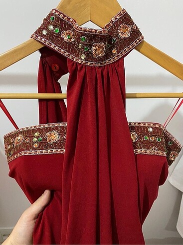 Kırmızı kısa işlemeli abiye