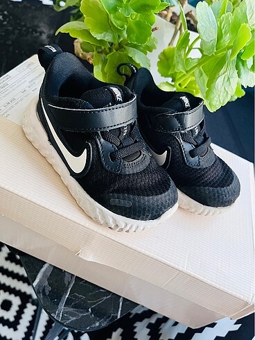 22 Beden siyah Renk Orjinal Nike spor ayakkabı
