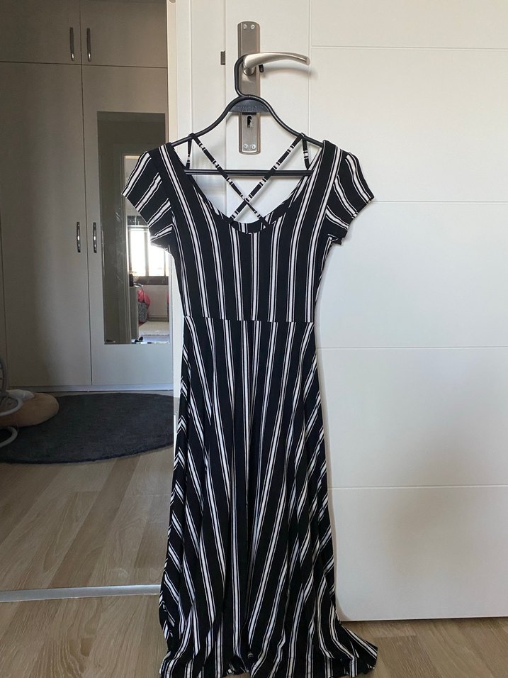 Siyah Beyaz Çizgili Kısa Kollu Elbise - Görsel 2