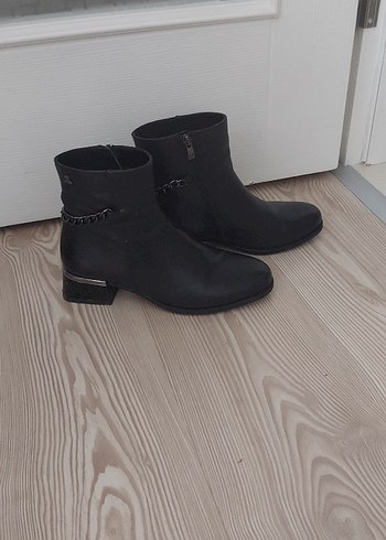 Siyah Süet Tokalı Kadın Bot