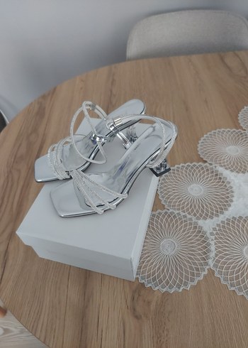 Gri Yılan Desenli Zincir Detaylı Topuklu Ayakkabı - Görsel 4