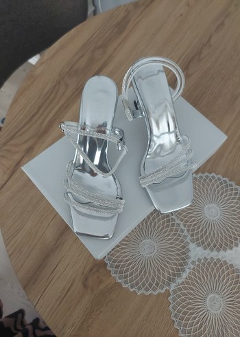 Gri Yılan Desenli Zincir Detaylı Topuklu Ayakkabı - Görsel 3