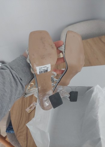 Gri Yılan Desenli Zincir Detaylı Topuklu Ayakkabı - Görsel 5