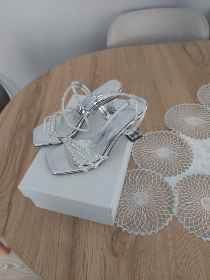 Gri Yılan Desenli Zincir Detaylı Topuklu Ayakkabı - Görsel 4