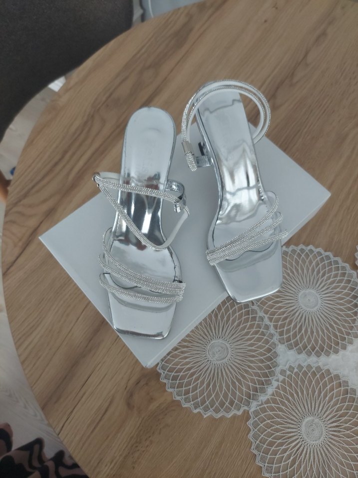 Gri Yılan Desenli Zincir Detaylı Topuklu Ayakkabı - Görsel 3