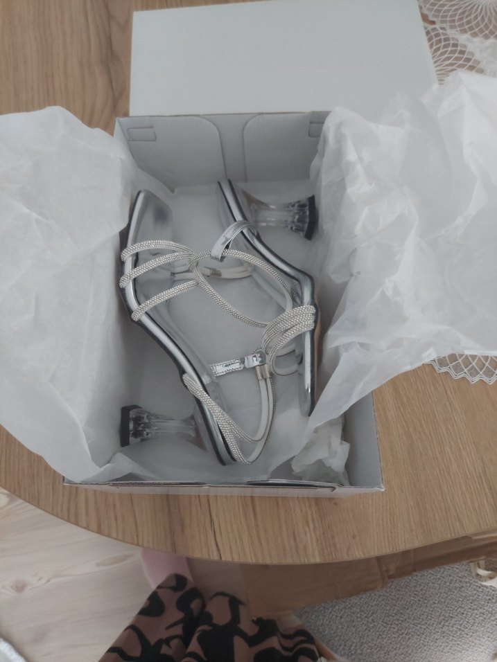 Gri Yılan Desenli Zincir Detaylı Topuklu Ayakkabı - Görsel 2