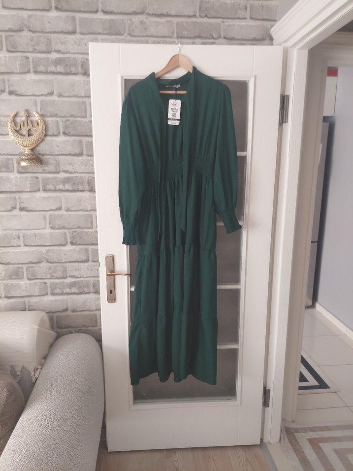 Uzun Kollu, Pileli, Yüksek Yakalı Yeşil Elbise - Görsel 4